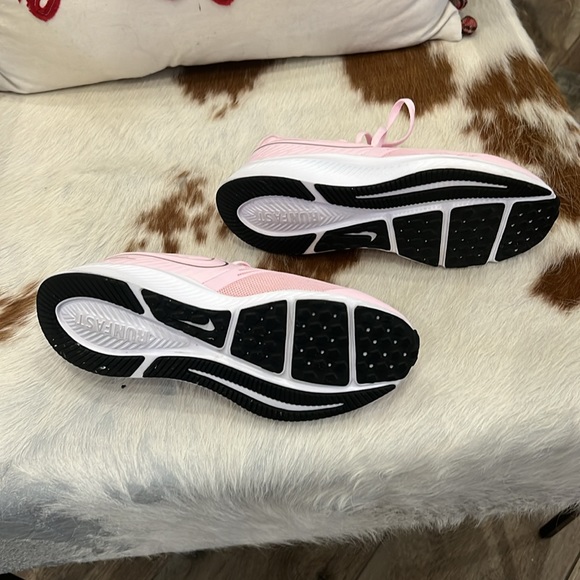 Youth pink Star Runners.  Size Y4.  Worn once. - Picture 5 of 8